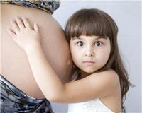 Celos de hermanos: ¿cómo actuar con un recién nacido?