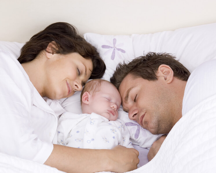Cuando el bebé duerme con los padres