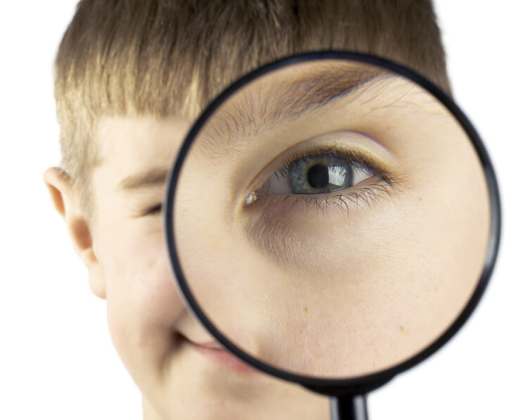¿Cómo detectar un posible problema visual en nuestros hijos?