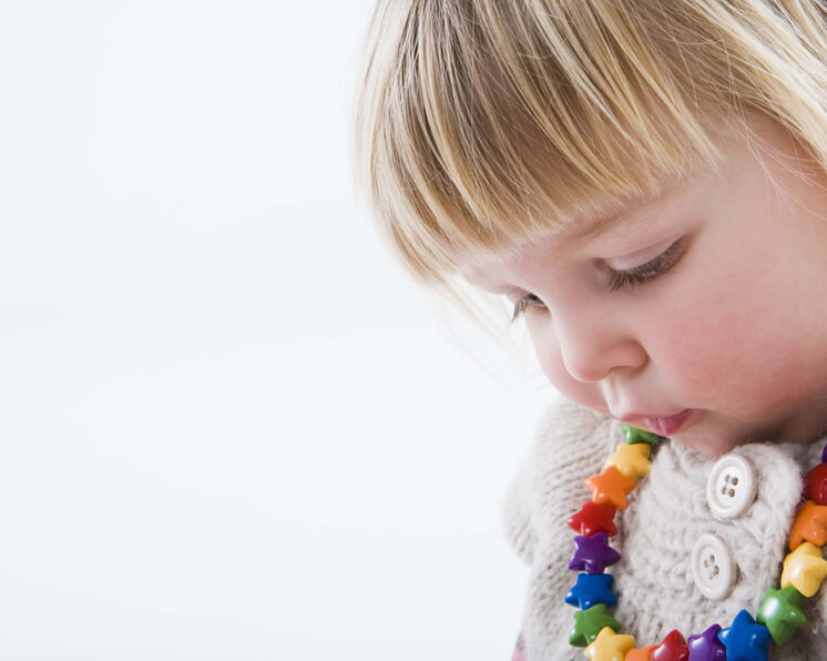 Cómo ayudar a un niño tímido a socializar